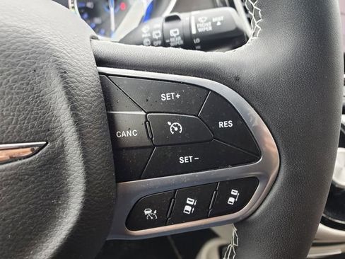 Used 2023 Chrysler Pacifica Touring-L image 8