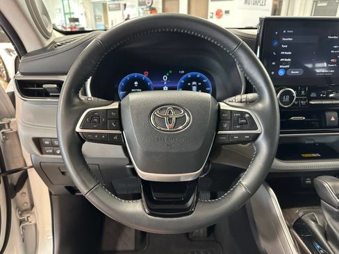 Used 2024 Toyota Highlander Platinum AWD/4WD image 16