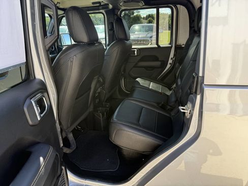 Used 2020 Jeep Gladiator Overland w/ Uconnect 4C Nav & Sound Group image 6