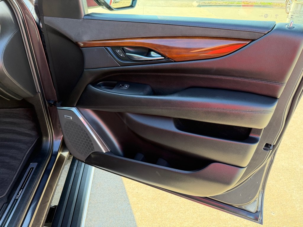 Used 2018 Cadillac Escalade ESV Premium Luxury AWD/4WD image 11