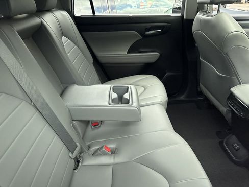 Used 2022 Toyota Highlander XLE AWD/4WD image 20