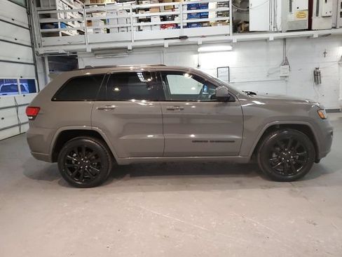 Used 2019 Jeep Grand Cherokee Altitude AWD/4WD image 7