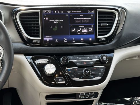 Used 2023 Chrysler Pacifica Touring-L FWD image 16