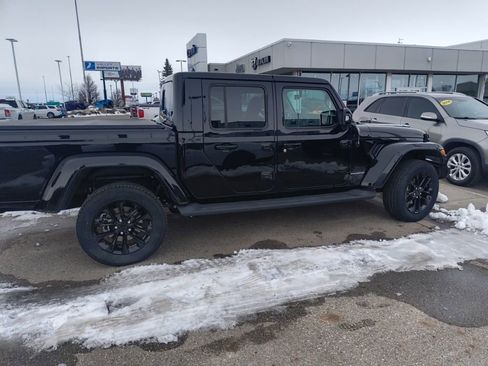 Used 2023 Jeep Gladiator Overland image 7