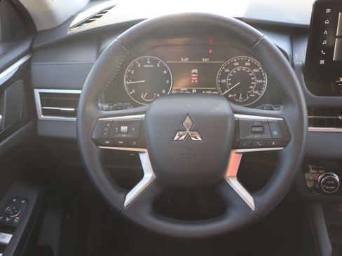 Used 2025 Mitsubishi Outlander SE image 16