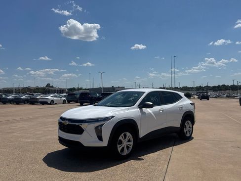 Used 2025 Chevrolet Trax LS FWD image 9