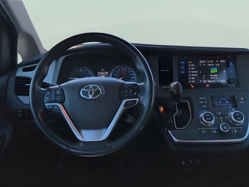 Used 2017 Toyota Sienna L image 12