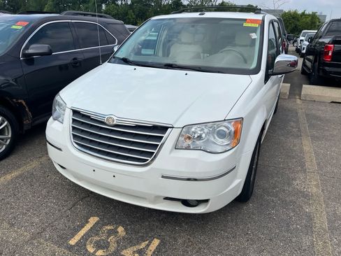 Used 2010 Chrysler Town & Country Limited w/ Entertainment Group #3 FWD image 4