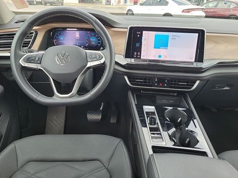 Used 2025 Volkswagen Atlas SE AWD/4WD image 10