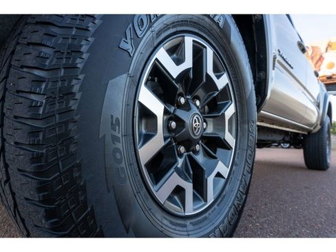 Used 2017 Toyota Tacoma TRD Off-Road image 9