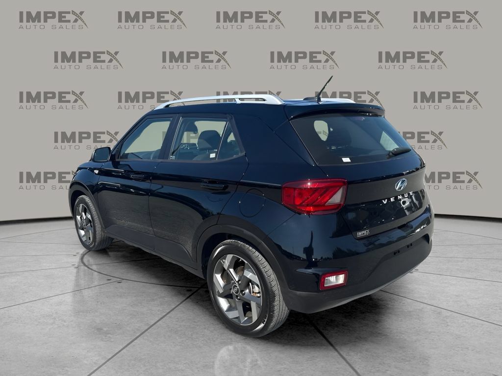 Used 2024 Hyundai Venue SEL FWD image 3