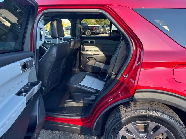 Used 2024 Ford Explorer XLT w/ Equipment Group 202A AWD/4WD image 19