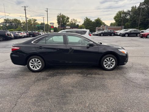 Used 2017 Toyota Camry LE FWD image 6
