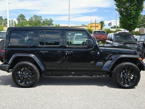 Used 2025 Jeep Wrangler Unlimited Sahara w/ Safety Group AWD/4WD image 11