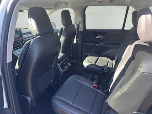 New 2026 Lincoln Aviator AWD image 11