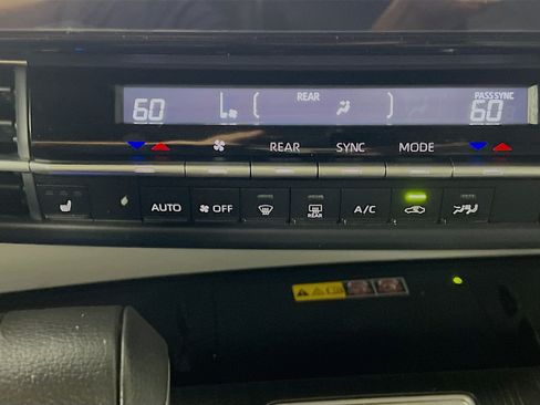 Used 2025 Toyota Sienna XLE FWD image 26