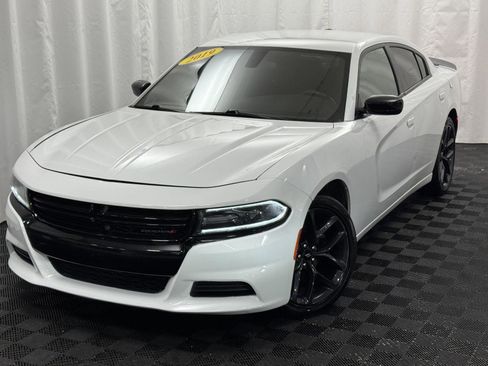 Used 2019 Dodge Charger SXT w/ Blacktop Package image 2
