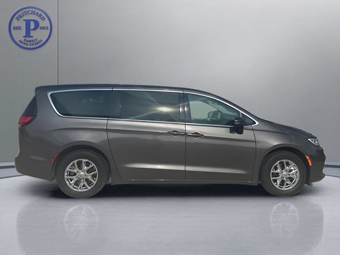 Used 2023 Chrysler Pacifica Touring-L FWD image 8