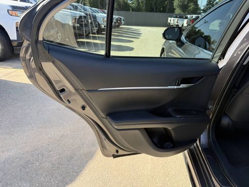 Used 2022 Toyota Camry SE FWD image 14