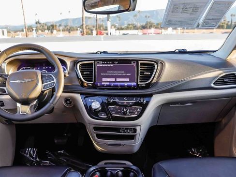 Used 2023 Chrysler Pacifica Touring-L image 15