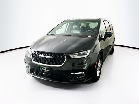 Used 2023 Chrysler Pacifica Touring-L image 3