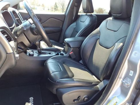 Used 2019 Jeep Cherokee Latitude Plus w/ Comfort/Convenience Group AWD/4WD image 16