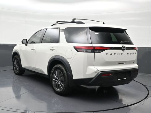 Used 2022 Nissan Pathfinder SV image 3