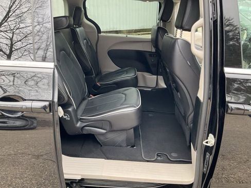 Used 2024 Chrysler Pacifica Limited FWD image 41