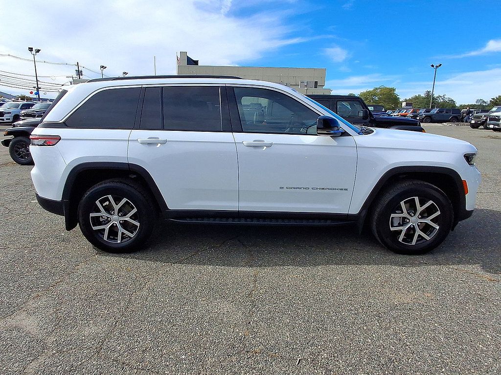 Used 2025 Jeep Grand Cherokee Limited w/ Trailer Tow Package AWD/4WD image 32