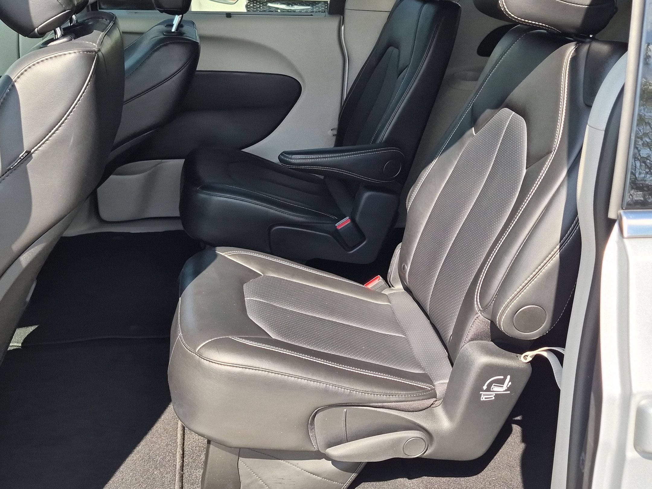 Used 2024 Chrysler Pacifica Touring-L FWD image 26