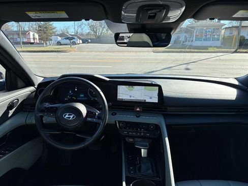 Certified 2025 Hyundai Elantra Limited image 6