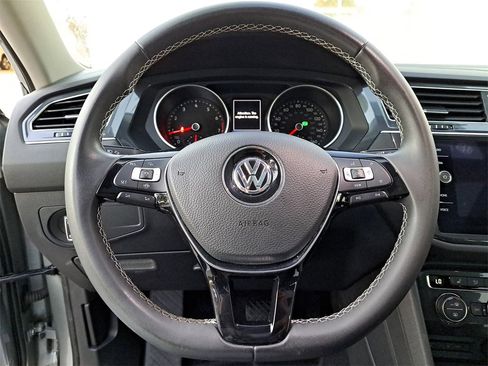 Certified 2021 Volkswagen Tiguan SE w/ Panoramic Sunroof Package image 18