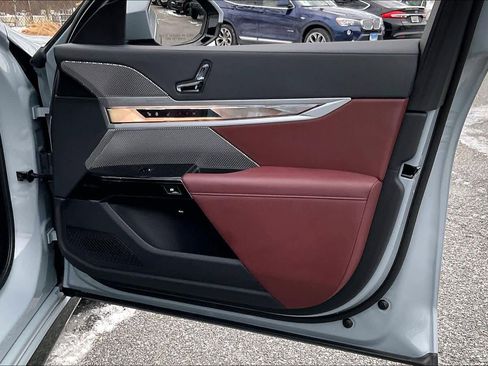 Certified 2023 BMW 740i image 24