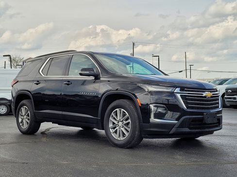 Used 2023 Chevrolet Traverse LT image 1