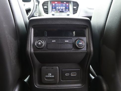 Used 2023 GMC Acadia SLT image 30