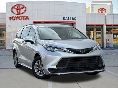Used 2022 Toyota Sienna LE image 1