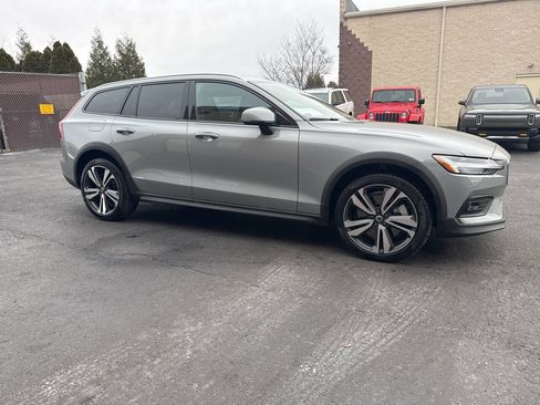 Used 2025 Volvo V60 B5 Cross Country Plus image 9