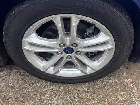 Used 2018 Ford Fusion SE w/ Fusion SE Technology Package image 12