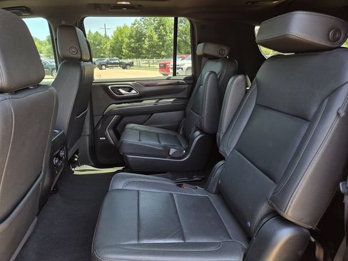 Used 2022 Chevrolet Suburban LT w/ Luxury Package RWD image 21