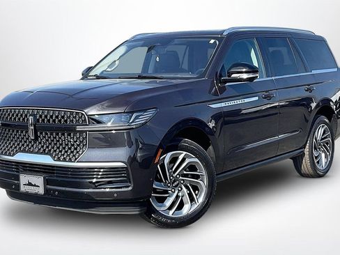 Used 2025 Lincoln Navigator Reserve AWD/4WD image 3