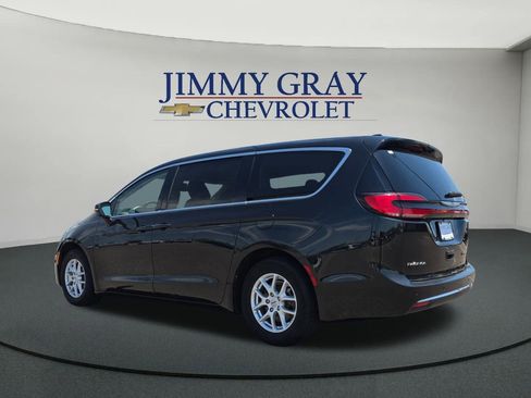 Used 2023 Chrysler Pacifica Touring-L FWD image 3