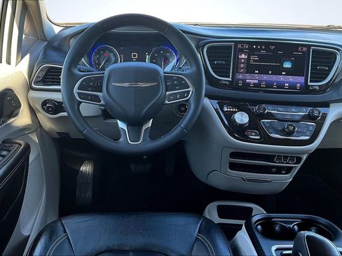 Used 2022 Chrysler Pacifica Touring-L image 5