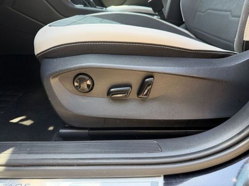 Used 2025 Volkswagen Taos SE FWD image 22
