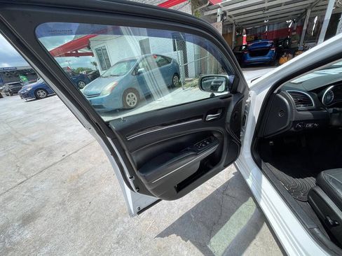 Used 2015 Chrysler 300 Limited RWD image 4