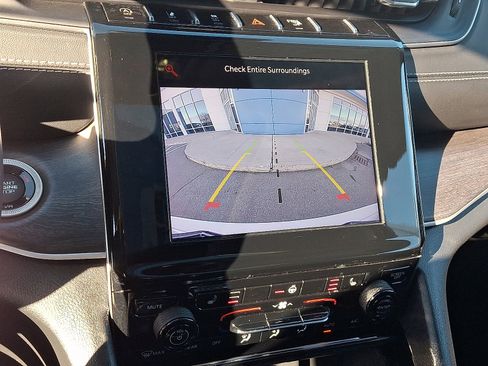 Used 2022 Jeep Grand Cherokee Limited image 18