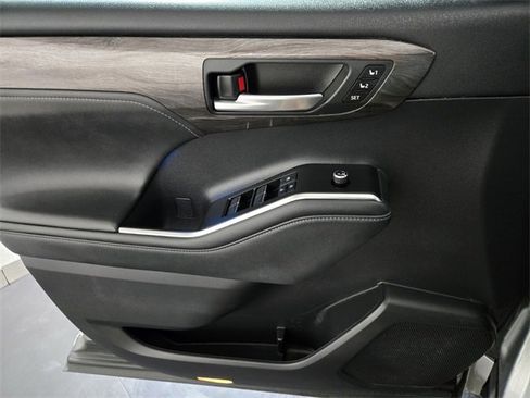 Used 2021 Toyota Highlander Platinum image 29