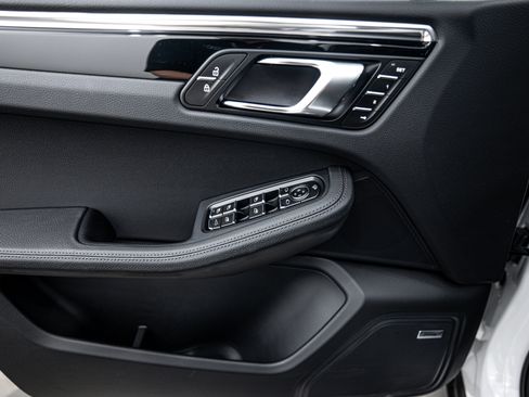 Certified 2025 Porsche Macan image 16