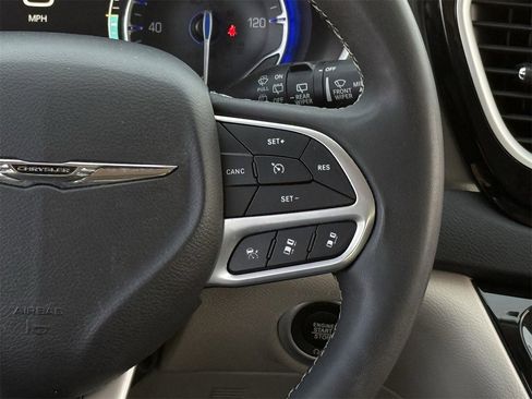 Used 2023 Chrysler Pacifica Touring-L image 14