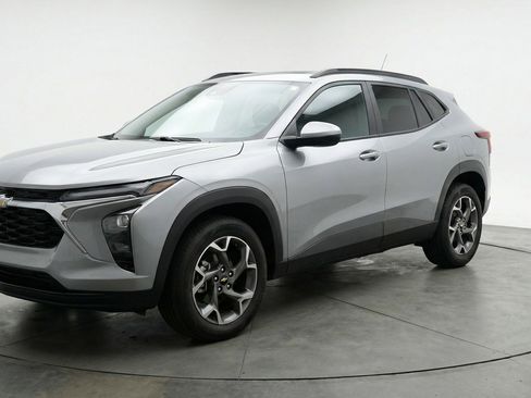 Used 2025 Chevrolet Trax LT w/ LT Convenience Package FWD image 3