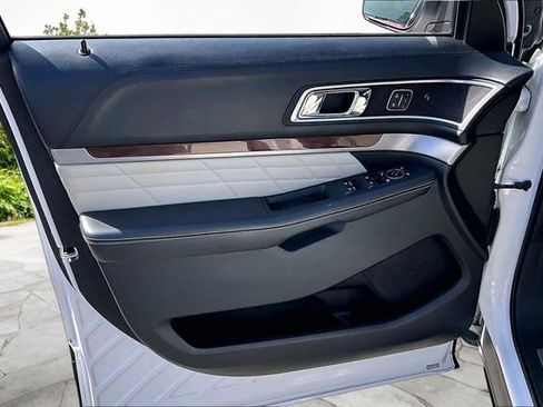 Used 2016 Ford Explorer Platinum image 21